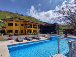 a resort with a swimming pool and a building at Vista Mundo Centrar in San Ramón
