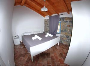 ein Schlafzimmer mit einem Bett in einem Zimmer in der Unterkunft Pr' Marici in Koper