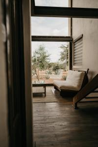 een woonkamer met een bank en een raam bij Mineral del Cielo in Mineral de Pozos