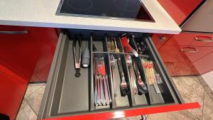 un cajón lleno de utensilios en la cocina en Villetta Moderna accanto al Centro di Lugano en Agno