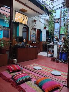 un negozio con cuscini sul pavimento in una stanza di Casa de Sila a Cuzco