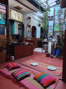 un negozio con cuscini su un tappeto in una stanza di Casa de Sila a Cuzco