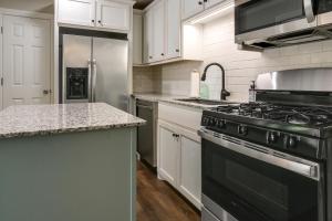 Kitchen o kitchenette sa Casino Cottage Getaway 4 Mi to Choctaw Casino!