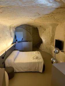 a hotel room with a bed in a cave at Al Vico in Matera