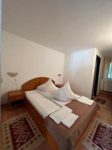 - une chambre avec un lit et 2 serviettes dans l'établissement Vila Cretu Bran, à Bran