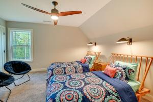 een slaapkamer met 2 bedden en een plafondventilator bij Expansive Georgetown Home with Decks and Fire Pit! in Georgetown