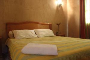 Un pat sau paturi într-o cameră la Dar Lamrani