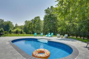een zwembad met een donut in het midden bij Updated Getaway with Pool and Hot Tub on Less Than 3 Acres! in Stony Point