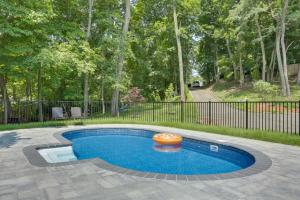 Bazén v ubytování Updated Getaway with Pool and Hot Tub on Less Than 3 Acres! nebo v jeho okolí