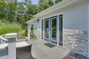 Patio nebo venkovní prostory v ubytování Updated Getaway with Pool and Hot Tub on Less Than 3 Acres!