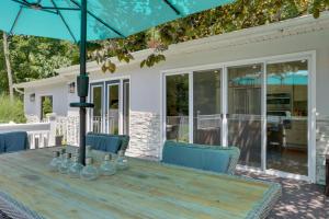 Patio nebo venkovní prostory v ubytování Updated Getaway with Pool and Hot Tub on Less Than 3 Acres!