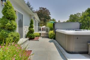 Zahrada ubytování Updated Getaway with Pool and Hot Tub on Less Than 3 Acres!