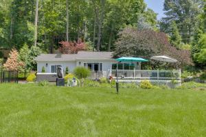 Zahrada ubytování Updated Getaway with Pool and Hot Tub on Less Than 3 Acres!