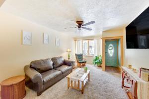 uma sala de estar com um sofá e uma ventoinha de tecto em Pet-Friendly Mt Carmel Vacation Rental with Yard! 