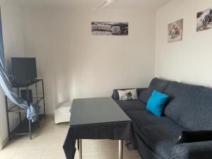 a living room with a couch and a table at Apartamento casa típica canaria in Playa Honda