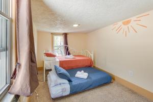 een kleine kamer met een bed en een raam bij Pet-Friendly Mt Carmel Vacation Rental with Yard! 