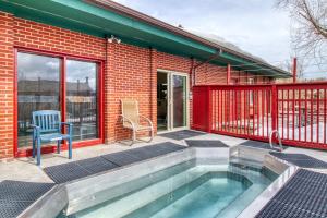 Πισίνα στο ή κοντά στο Cozy Colorado Condo