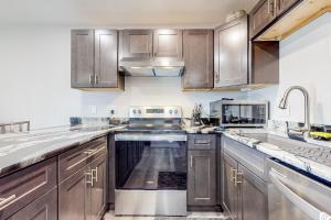 Η κουζίνα ή μικρή κουζίνα στο Cozy Colorado Condo