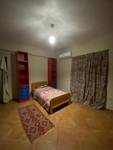 ein Schlafzimmer mit einem Bett und Vorhängen in einem Zimmer in der Unterkunft Bahga villa in Alexandria