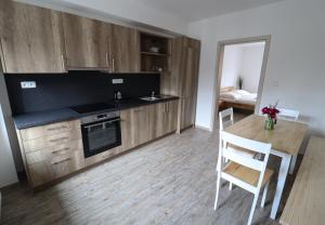 Kuchyň nebo kuchyňský kout v ubytování Apartmány Karolína - Kašperské Hory