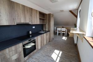Kuchyň nebo kuchyňský kout v ubytování Apartmány Karolína - Kašperské Hory