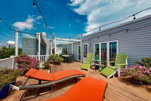 リホボスビーチにあるTown of Rehoboth Beach --- The Wilmington 50 Wilmington Ave #317の家の上に椅子とテーブル付きのデッキ