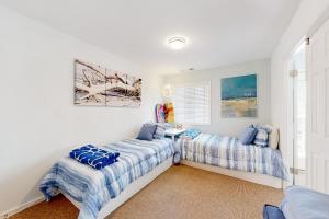 リホボスビーチにあるTown of Rehoboth Beach --- The Wilmington 50 Wilmington Ave #317のベッド2台と窓のある寝室 +27枚の写真