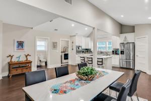 uma cozinha e sala de jantar com mesa e cadeiras em Sanford Serenity em Saint Augustine
