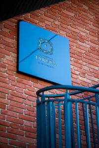 Znak dla hotelu na murze w obiekcie La Familia TYBURA w Uniejowie
