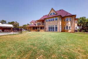 uma casa grande com um quintal em frente em Pueblo Viejo Ranch em Midlothian