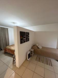 Habitación con 2 camas y TV. en DEPARTAMENTO CIUDAD DE MENDOZA - MODERNO/EXCELENTE UBICACION en Mendoza