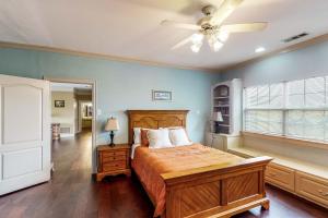 een slaapkamer met een bed en een plafondventilator bij Pueblo Viejo Ranch in Midlothian