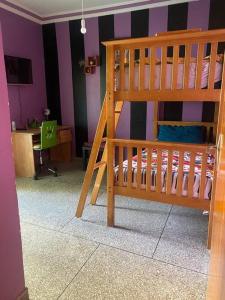 1 dormitorio con litera y escritorio en Temara, en Temara