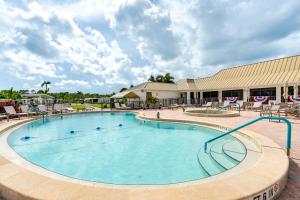 una gran piscina en un complejo en Naples Vacation Rental with Community Amenities!, en Lely Resort