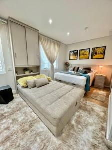 1 dormitorio grande con 2 camas en una habitación en 904 - Flat Studio Consolação Premium Elegance, en São Paulo