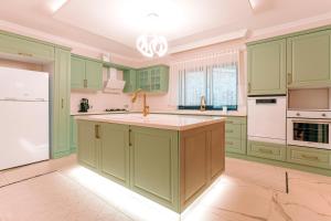 A kitchen or kitchenette at Kartal Konağı