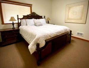 een slaapkamer met een groot bed met witte lakens en kussens bij Park Place - The Boardwalk 112-B in Darby