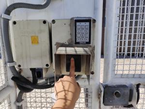 eine Hand, die auf ein Handy in einer Tür zeigt in der Unterkunft Huifeng Chen in Lissabon