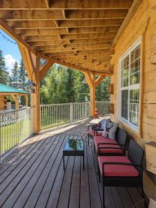 une terrasse en bois avec des canapés et des chaises. dans l'établissement Sundance Country Lodge B&B, à Marlboro