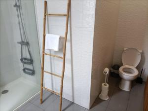 uma casa de banho com uma escada ao lado de um WC em Seaside House em Ponta Delgada