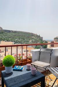 una mesa en un balcón con vistas a la ciudad en CASA MILA SV19 guesthouse, en Alicante