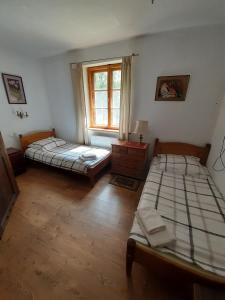 1 dormitorio con 2 camas y ventana en Villa Stare Osieczno, en Stare Osieczno