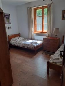 een slaapkamer met 2 bedden en een raam bij Villa Stare Osieczno in Stare Osieczno