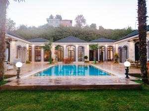 The swimming pool at or close to Kartal Konağı