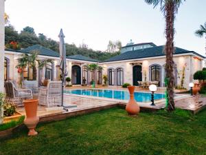 The swimming pool at or close to Kartal Konağı