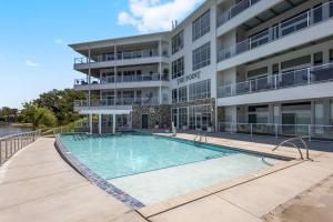 The swimming pool at or close to Luxury Lakefront Condo with Private Hot Tub and Sauna