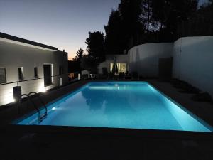 a swimming pool in a backyard at night at Colina de Picoutos Moradia com piscina in Póvoa de Lanhoso
