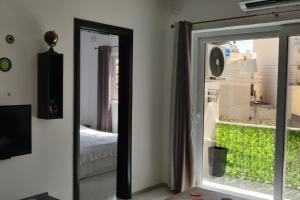 una camera con specchio e una camera con un letto di Sunny Day Flat a San Pawl il-Baħar