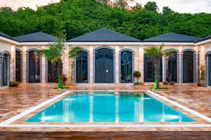 The swimming pool at or close to Kartal Konağı