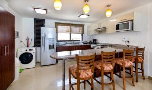 مطبخ أو مطبخ صغير في Family Vacations apartment Ocean View